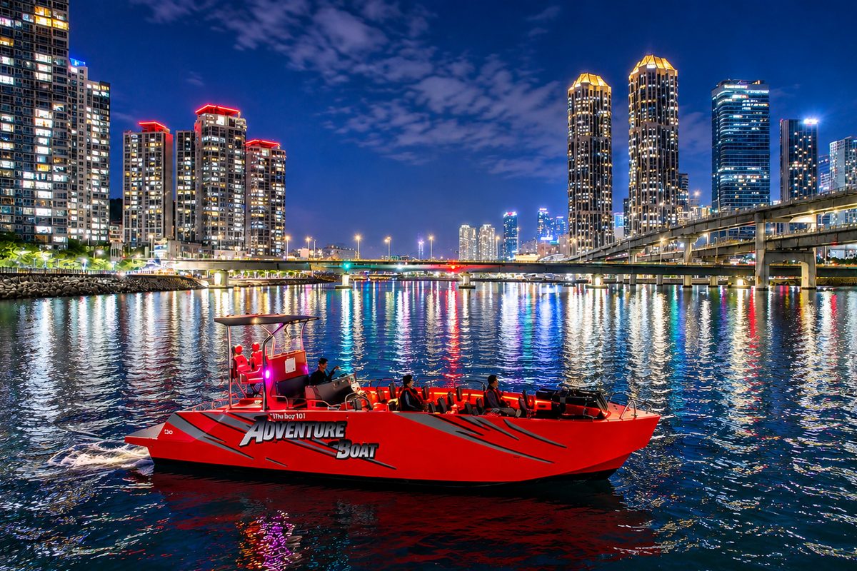 在Marine City夜景前疾馳的冒險夜航快艇