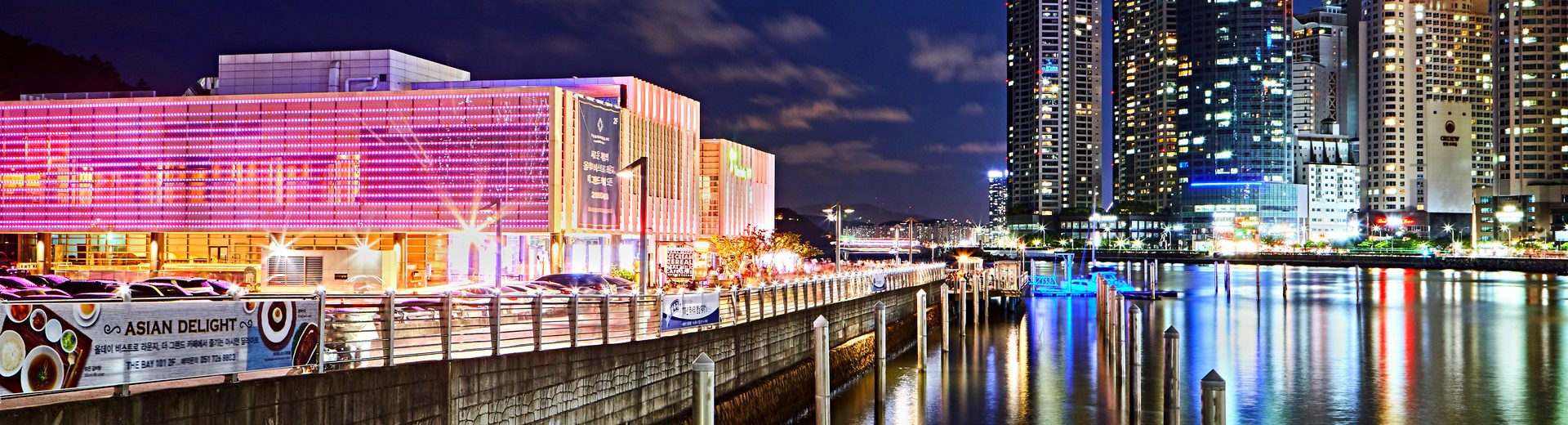 以Marine City夜景為背景的The Bay 101
