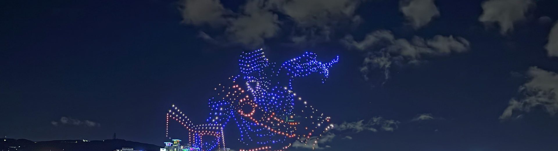 廣安里夜空中的無人機燈光秀