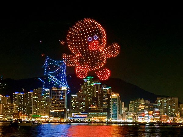 廣安大橋上空的無人機秀