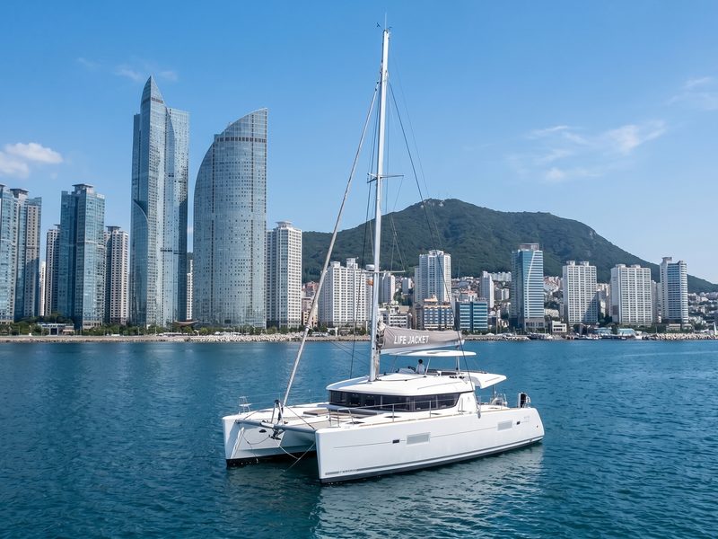 駛過海雲台Marine City前的雙體遊艇