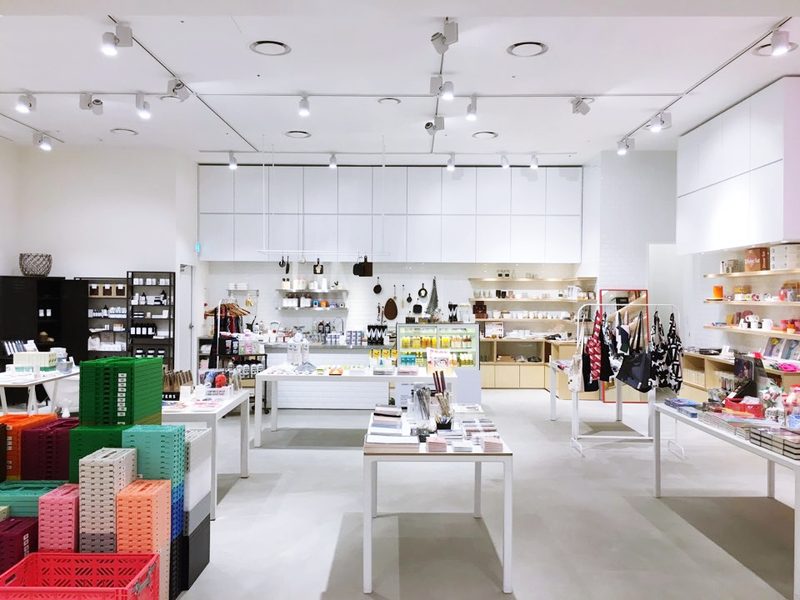 陳列紀念品和雜貨的冬柏雜貨店