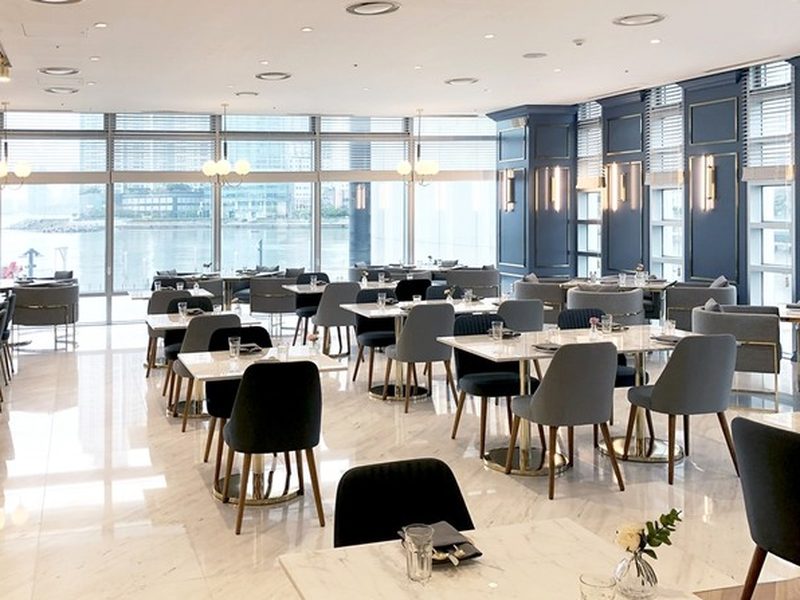 擁有落地窗的The Grand Cafe