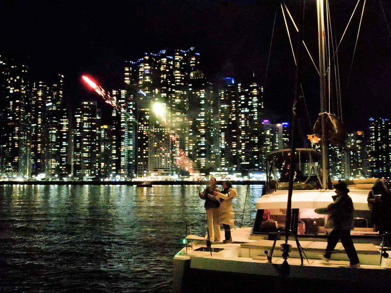 在海洋城夜景前的遊艇上欣賞煙火